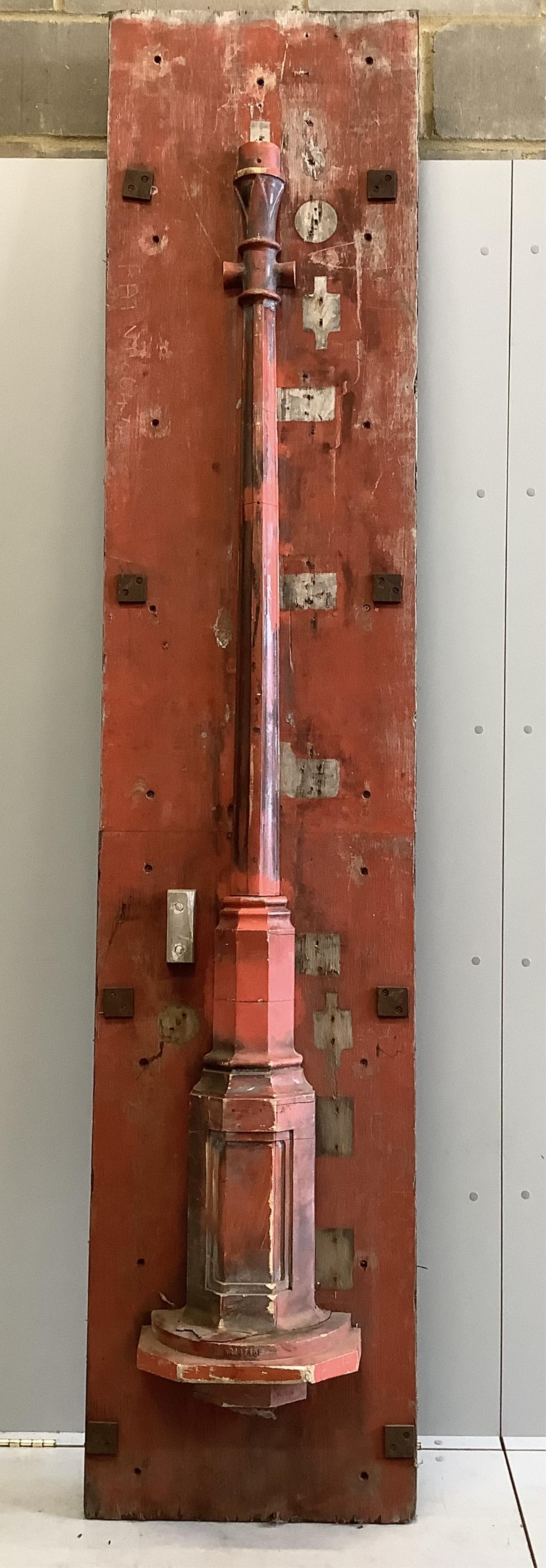 A vintage street lamp mould, width 55cm, height 262cm
